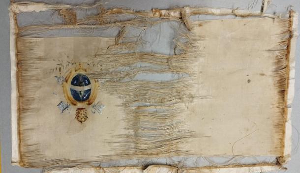 Pontificio Collegio Leoniano: la copertina in tessuto di un libro prima del restauro