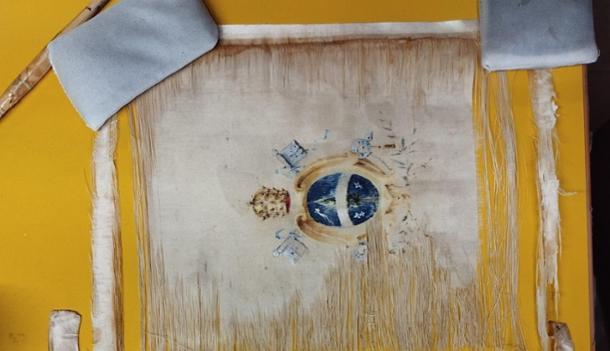 Pontificio Collegio Leoniano: la copertina in tessuto di un libro durante il restauro