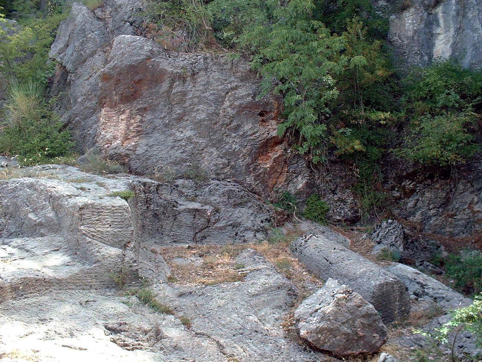 Vista dei resti della vecchia cava di Cottanello
