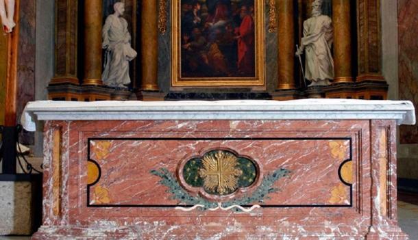 Cattedrale di Poggio Mirteto - Mensa d'altare in marmo rosso di Cottanello