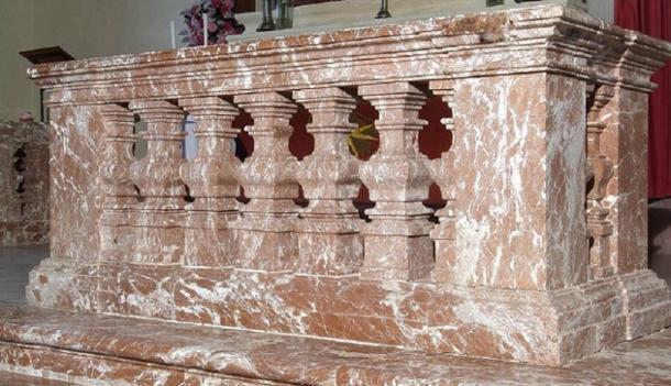 Chiesa dei Santi Apostoli Pietro e Tommaso a Montasola - Balaustra modanata in marmo rosso di Cottanello